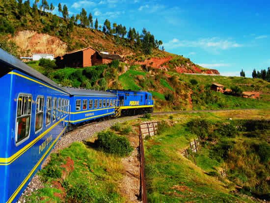 train-machupicchu-tourism-cuzco-peru-rail-pariwana-hostel